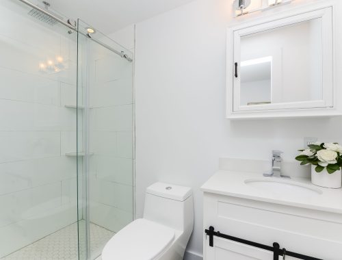 white cozey bathroom